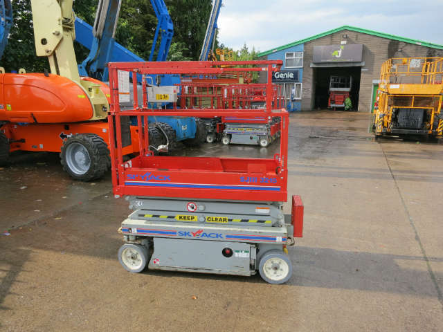 Skyjack 3215 Scissor Lift (2012) - Image 2